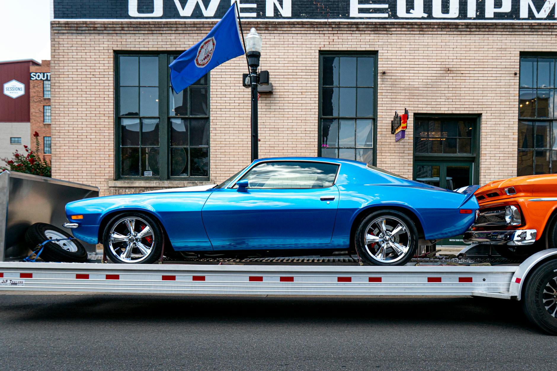 Niebieskie auto klasyczne na lawecie na tle miasta Bristol Tennessee