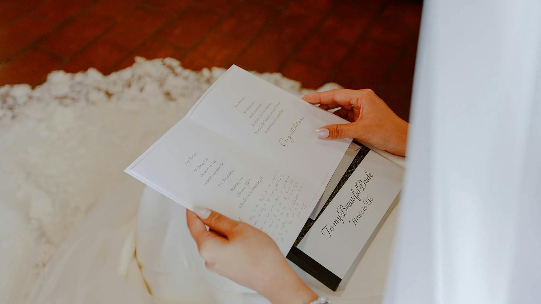 Panna młoda trzyma personalizowaną księgę ślubnych przysiąg w Toskanii