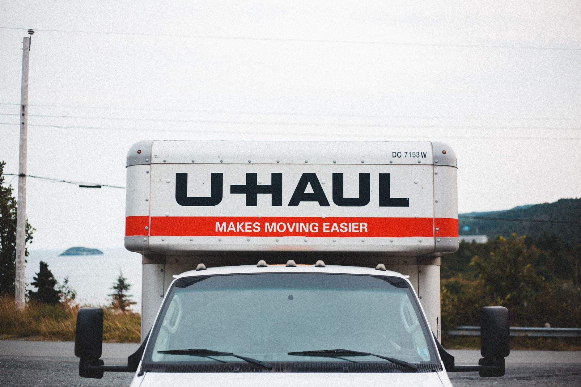 Jakie ubezpieczenie obowiązuje przy wynajmie lawety i kto odpowiada za szkody w trasie Ciężarówka U-Haul zaparkowana na poboczu w górzystym krajobrazie