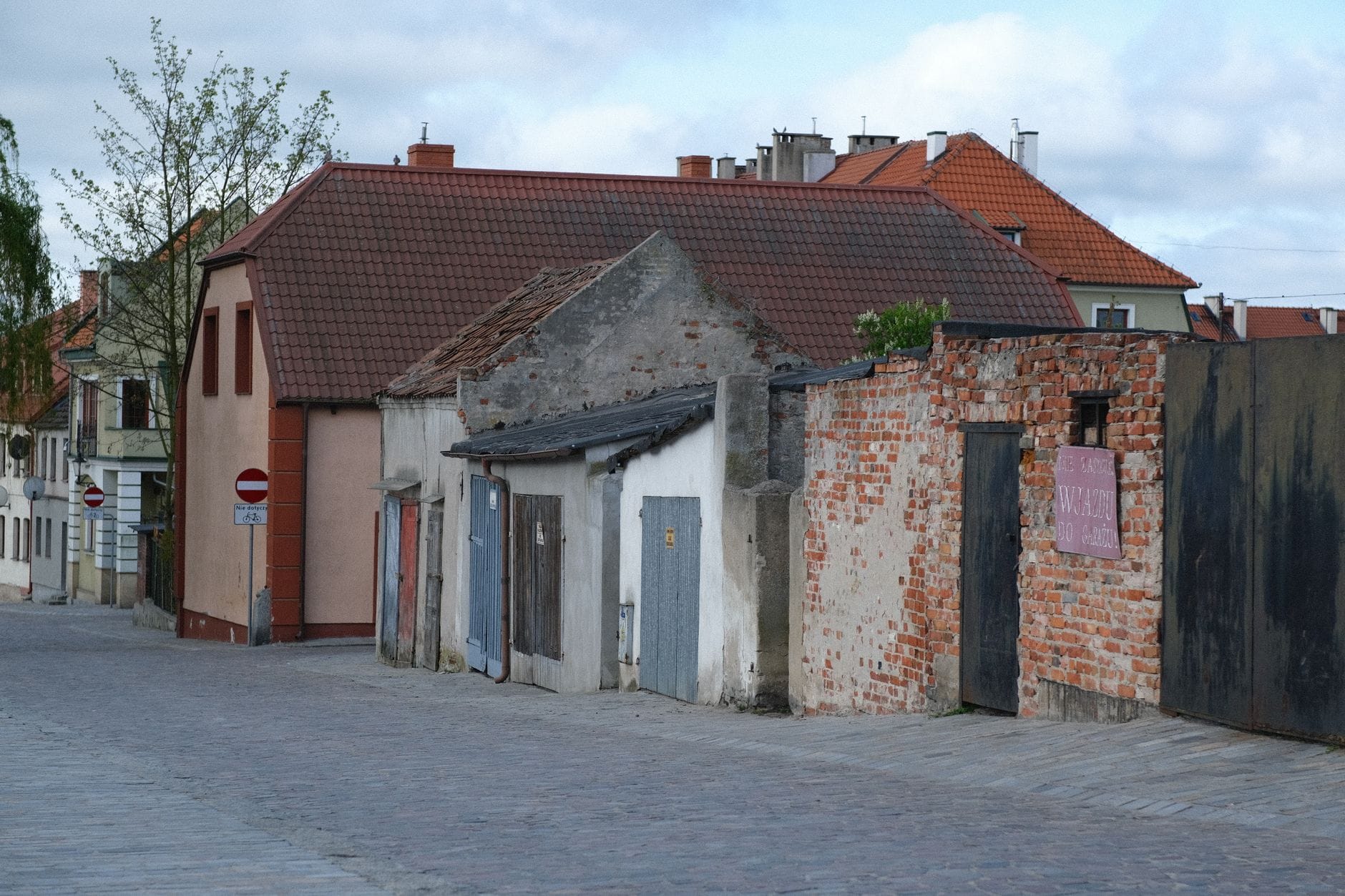 Zabytkowa brukowana uliczka w małym miasteczku z ceglaną zabudową