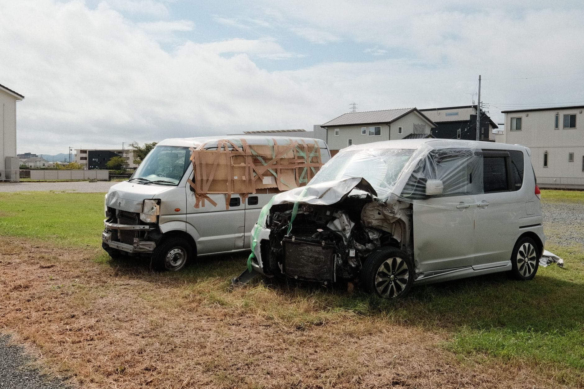 Dwa rozbite vany stojące na trawie w Toyokawie w Japonii