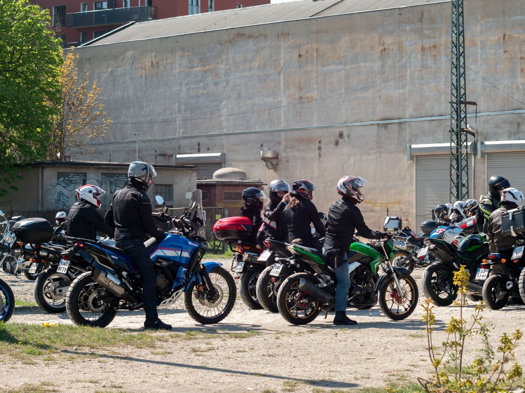 Przewóz pojazdów elektrycznych skuterów motocykli i małych dostawczaków na co uważać przy akumulatorach wysokiego napięcia i ładowarkach
