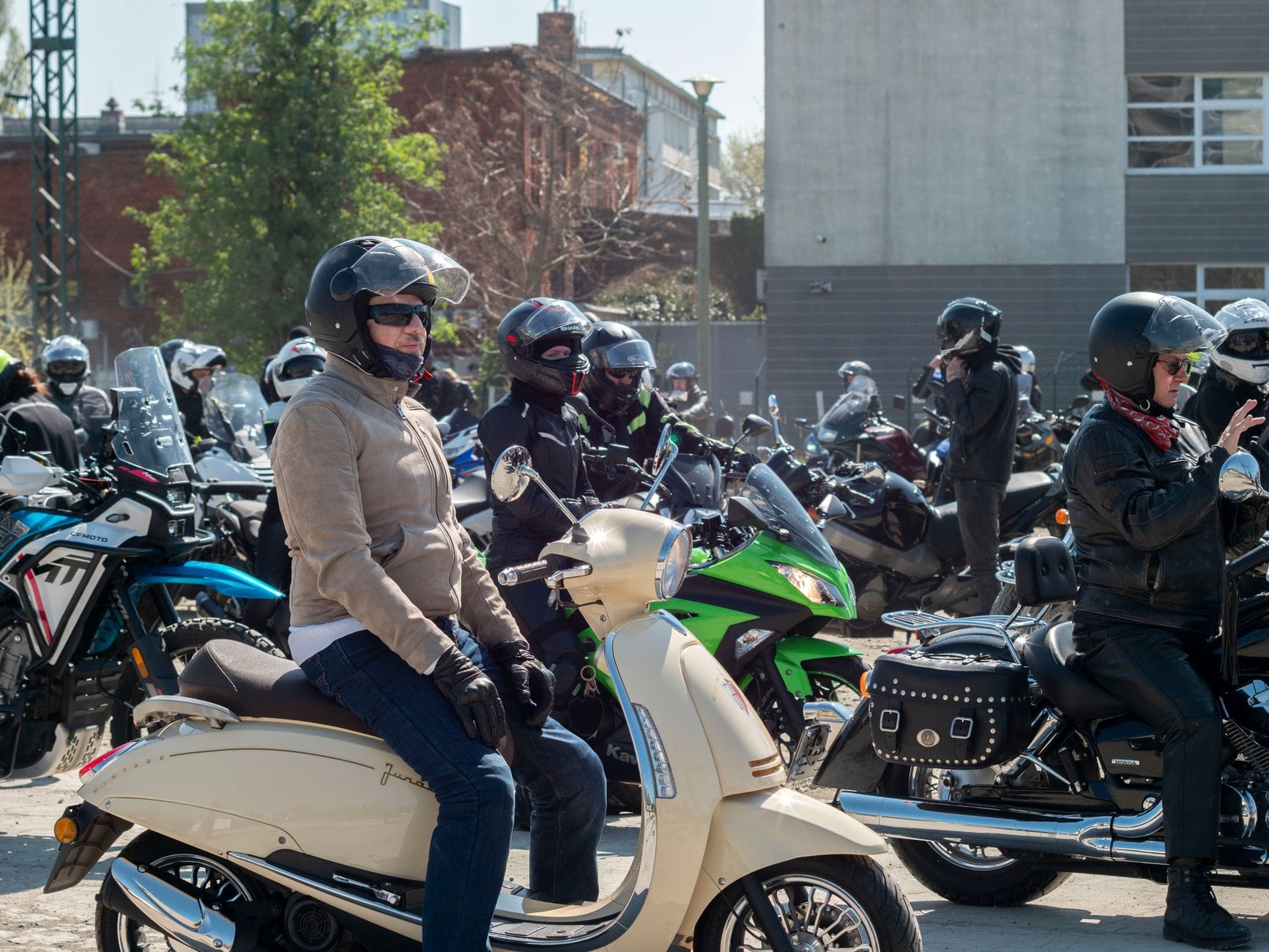 Przewóz pojazdów elektrycznych skuterów motocykli i małych dostawczaków na co uważać przy akumulatorach wysokiego napięcia i ładowarkach