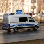 Kategoria B96 czy BE do lawety? Jak dobrać uprawnienia do zestawu Polski radiowóz na sygnale na miejskiej drodze