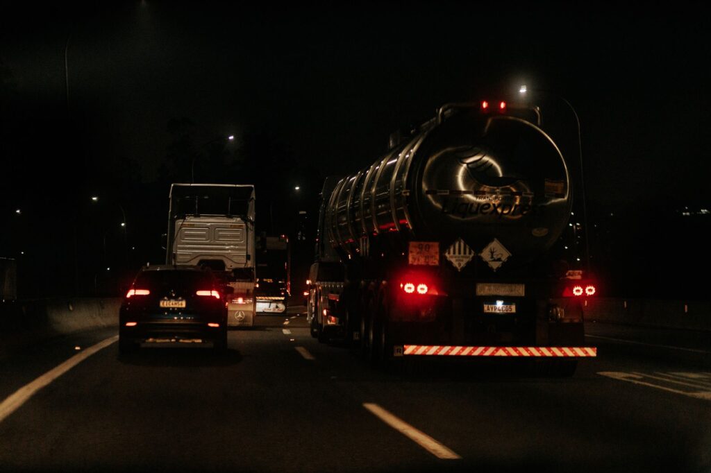 Samochody jadące nocą ciemną autostradą